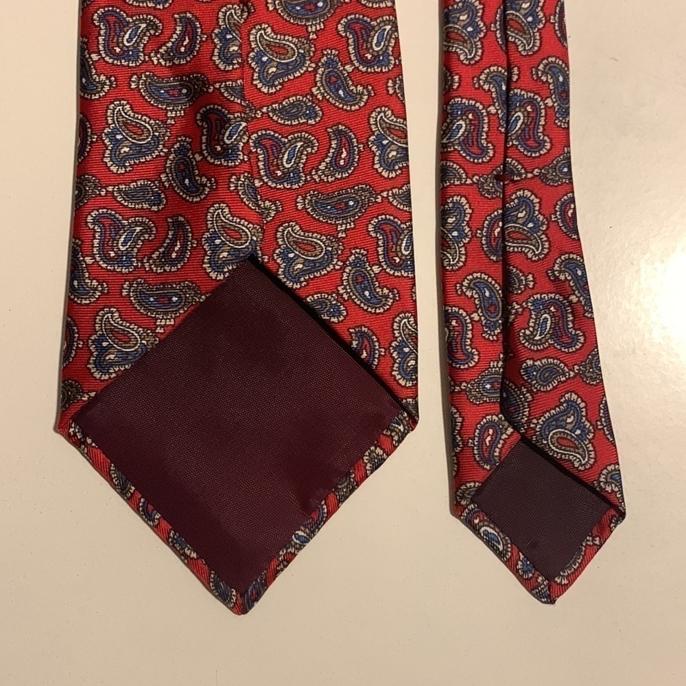 𝅺LUCARELLI Tie Red Silk Paisley Length 28”